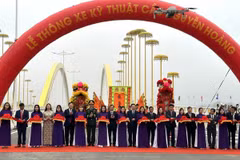 Các đại biểu cắt băng thông xe kỹ thuật cầu Nguyễn Hoàng. (Nguồn: Báo Huế ngày nay)