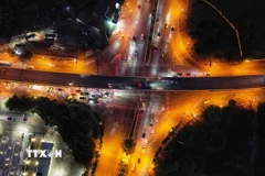 Tại nút giao thông cầu vượt Cổ Linh. (Ảnh: Minh Quyết/TTXVN)