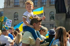 Một em bé cầm cờ Ukraine ở Prague. (Nguồn: Shutterstock)