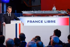 Tổng thống Emmanuel Macron và mô hình tàu sân bay Free France tại Nantes, miền Tây nước Pháp. (Nguồn: Reuters)