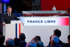 Tổng thống Emmanuel Macron và mô hình tàu sân bay Free France tại Nantes, miền Tây nước Pháp. (Nguồn: Reuters)