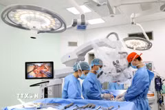 Nhiều kỹ thuật ngoại khoa chuyên sâu đã được triển khai ngay từ những ngày đầu như vi phẫu thần kinh, vi phẫu chi thể, phẫu thuật khớp, nội soi và các kỹ thuật chấn thương chỉnh hình hiện đại. (Ảnh: Đại Nghĩa/TTXVN)