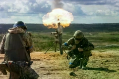 Binh sỹ Ukraine khai hỏa một khẩu súng cối trong một cuộc tập trận. (Nguồn: AFP)