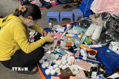 Mỹ phẩm, hàng hóa kém chất lượng bày bán tràn lan trên đường tại Thành phố Hồ Chí Minh. (Ảnh: Hương Giang/TTXVN)