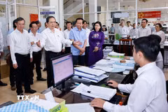 Chủ tịch Quốc hội Trần Thanh Mẫn thăm và làm việc tại Trung tâm hành chính phường Ninh Kiều. (Ảnh: Doãn Tấn/TTXVN)