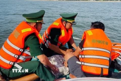 Sơ cứu và đưa ngư dân gặp nạn vào bờ. Ảnh minh họa. (Ảnh: TTXVN phát)