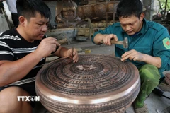 Hoàn thiện sản phẩm trống đồng ở gia đình anh Đặng Quốc Toàn (làng nghề đúc đồng Trà Đông). (Ảnh: Vũ Sinh/TTXVN)