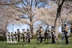 Lực lượng Vệ binh quốc gia gác tại Washington, D.C., Mỹ. (Ảnh: THX/TTXVN)