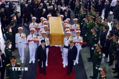 Các đồng chí lãnh đạo Đảng, Nhà nước chuyển linh cữu nguyên Chủ tịch nước Trần Đức Lương. (Ảnh: TTXVN)