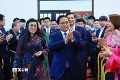 Thủ tướng Phạm Minh Chính và Phu nhân đến thăm cán bộ, nhân viên, Đại sứ quán và cộng đồng người Việt Nam tại Malaysia. (Ảnh: Dương Giang/TTXVN)