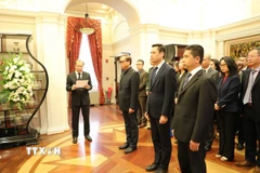 Đại sứ Việt Nam tại Mỹ Nguyễn Quốc Dũng đọc tiểu sử nguyên Chủ tịch nước Trần Đức Lương. Ảnh: Đoàn Hùng/TTXVN)