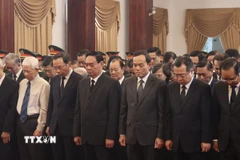 Các đại biểu dành phút mặc niệm tiễn đưa nguyên Chủ tịch nước Trần Đức Lương tại Thành phố Hồ Chí Minh. (Ảnh: Hồng Giang/TTXVN)