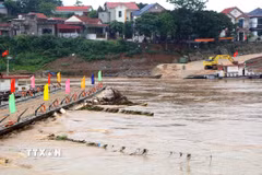 Việc đóng cầu phao Phong Châu là cần thiết nhằm đảm bảo an toàn cho đến khi có thông báo mới. (Ảnh: Tạ Toàn/TTXVN)