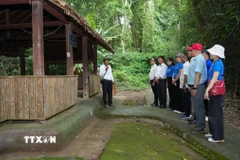 Khách tham quan Khu di tích lịch sử văn hóa quốc gia đặc biệt Căn cứ Trung ương Cục miền Nam (tỉnh Tây Ninh). (Ảnh: Giang Phương/TTXVN)