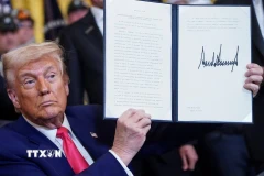 Chữ ký của Tổng thống Donald Trump sẽ sớm xuất hiện trên các tờ tiền giấy USD. (Ảnh: REUTERS/TTXVN)