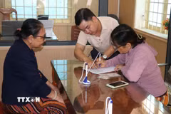 Nhân viên Trung tâm phục vụ hành chính công xã Duy Xuyên, thành phố Đà Nẵng, hướng dẫn người dân thực hiện các yêu cầu về thủ tục hành chính. (Ảnh: Đoàn Hữu Trung/TTXVN)