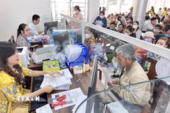 Người dân giải quyết thủ tục hành chính tại Trung tâm Phục vụ hành chính công thành phố Cần Thơ. (Ảnh: Thanh Liêm/TTXVN)