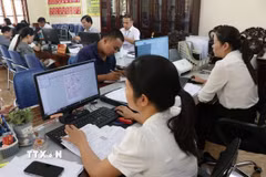 Cán bộ, công chức tiếp nhận hồ sơ, hướng dẫn, giải quyết thủ tục hành chính cho người dân, doanh nghiệp tại Trung tâm phục vụ hành chính công xã Kim Thành, thành phố Hải Phòng. (Ảnh: Mạnh Minh/TTXVN)