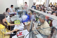 Người dân giải quyết thủ tục hành chính tại Trung tâm Phục vụ hành chính công thành phố Cần Thơ. (Ảnh: Thanh Liêm/TTXVN)