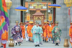Lễ Truyền lô (lễ xướng danh, công bố các tiến sỹ sau khi thi đỗ của triều Nguyễn) được tái hiện qua hình thức sân khấu hóa tại Ngọ Môn với những trình thức, nghi tiết thuở xưa. (Ảnh: Văn Dũng/TTXVN)