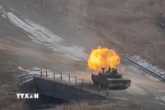 Xe tăng K1A2 của quân đội Hàn Quốc tham gia cuộc tập trận bắn đạn thật chung với lực lượng Mỹ tại thao trường ở Pocheon, phía Bắc Seoul ngày 10/2. (Ảnh: Yonhap/TTXVN)