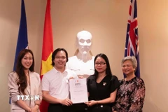 Tổng Lãnh sự Nguyễn Thanh Hà trao giấy khen cho đại diện các bạn sinh viên và tình nguyện viên đã có những đóng góp xuất sắc trong việc tổ chức sự kiện Xuân Quê hương 2025. (Ảnh: Thanh Tú/TTXVN)