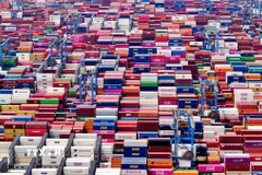 Cảng hàng hóa ở Sơn Đông, Trung Quốc. (Ảnh: THX/TTXVN)