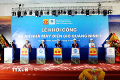 Các đại biểu ấn nút khởi công nhà máy Điện gió Quảng Ninh 1. (Ảnh: Đức Hiếu/TTXVN)