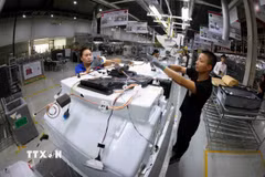 Một dây chuyền lắp ráp tại nhà máy của Công ty TNHH LG Electronics Việt Nam Hải Phòng. (Ảnh: Vũ Sinh/TTXVN)