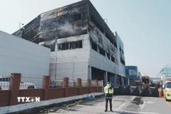 Hiện trường vụ hỏa hoạn tại nhà máy sản xuất phụ tùng ôtô ở thành phố Daejeon, Hàn Quốc. (Ảnh: THX/TTXVN)