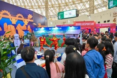 Đông đảo khách tham quan gian hàng của tỉnh Gia Lai tại Hội chợ Mùa Thu 2025. (Nguồn: Vietnam+)