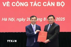 Giáo sư-Tiến sỹ Nguyễn Xuân Thắng trao quyết định bổ nhiệm Phó Giám đốc Học viện Chính trị quốc gia Hồ Chí Minh, Phó Chủ tịch Hội đồng Lý luận Trung ương đối với Phó Giáo sư-Tiến sỹ Nguyễn Mạnh Hùng. (Ảnh: TTXVN phát)