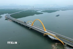 Cầu Bình Minh nối đôi bờ vịnh Cửa Lục. (Ảnh: Quốc Khánh/TTXVN)