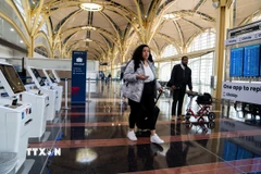 Hành khách tại sân bay quốc gia Ronald Reagan Washington ở Arlington, Virginia, Mỹ. (Ảnh: THX/TTXVN)