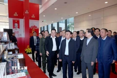 Thường trực Ban Bí thư Trần Cẩm Tú kiểm tra Khu trưng bày các ấn phẩm xuất bản tại Đại hội. (Ảnh: Phương Hoa/TTXVN)