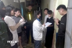 Lực lượng chức năng kiểm tra, xét nghiệm ma túy đối với người lao động tại các khu nhà trọ tại xã Mao Điền. (Ảnh: TTXVN phát)