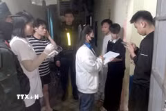 Lực lượng chức năng kiểm tra, xét nghiệm ma túy đối với người lao động tại các khu nhà trọ tại xã Mao Điền. (Ảnh: TTXVN phát)