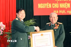Đại tướng Lê Văn Dũng nhận Huân chương Hồ Chí Minh. (Ảnh: Đức Lúy/Thông tấn Quân sự phát)