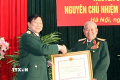 Đại tướng Lê Văn Dũng nhận Huân chương Hồ Chí Minh. (Ảnh: Đức Lúy/Thông tấn Quân sự phát)