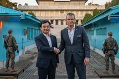 Bộ trưởng Quốc phòng Hàn Quốc Ahn Gyu Back và Bộ trưởng Bộ Chiến tranh Mỹ Pete Hegseth thăm Khu vực An ninh Chung (JSA) bên trong Khu Phi quân sự ngăn cách hai miền Triều Tiên. (Nguồn: Bộ Quốc phòng Hàn Quốc)