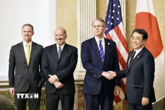 Bộ trưởng Tài chính )Mỹ Scott Bessent (thứ 2, phải) và Bộ trưởng Tái thiết Kinh tế Nhật Bản Ryosei Akazawa (phải) tại cuộc đàm phán ở Washington, DC, Mỹ, ngày 1/5. (Ảnh: Kyodo/TTXVN