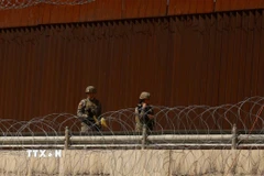 Lực lượng biên phòng Mỹ gác tại khu vực bức tường biên giới với Mexico. (Ảnh: Reuters/TTXVN)