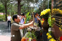 Thủ tướng Phạm Minh Chính dâng hương, dâng hoa tưởng nhớ các Anh hùng liệt sỹ tại Nghĩa trang Hàng Keo. (Ảnh: Dương Giang/TTXVN)