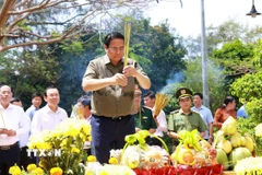 Thủ tướng Phạm Minh Chính dâng hương trên phần mộ nữ Anh hùng liệt sỹ Võ Thị Sáu ở Nghĩa trang Hàng Dương. (Ảnh: Dương Giang/TTXVN)