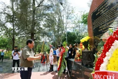 Thủ tướng Phạm Minh Chính dâng hương, hoa tưởng nhớ các Anh hùng liệt sỹ tại Nghĩa trang Hàng Keo. (Ảnh: Dương Giang/TTXVN)