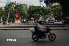 Người dân di chuyển trên đường phố tại Caracas, Venezuela. (Ảnh: THX/TTXVN)
