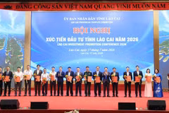 UBND tỉnh Lào Cai trao Quyết định chấp thuận chủ trương đầu tư cho 24 dự án với tổng vốn đăng ký đạt hơn 24.160 tỷ đồng. (Ảnh: Đinh Thùy/TTXVN)