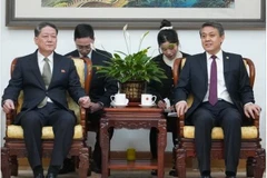 Thứ trưởng Ngoại giao Triều Tiên Pak Myong-ho (trái) và Đại sứ Trung Quốc tại Triều Tiên Vương Á Quân họp tại Đại sứ quán Trung Quốc tại Triều Tiên tháng 2/2025. (Nguồn: Yonhap)