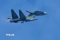 Biên đội tiêm kích Su30-MK2 của lực lượng Không quân Việt Nam bay trình diễn tại lễ khai mạc Triển lãm Quốc phòng Quốc tế Việt Nam 2024. (Ảnh: Dương Giang/TTXVN)