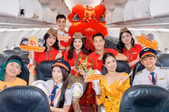 Trên độ cao 10.000m, phi hành đoàn Vietjet đã tỉ mỉ chuẩn bị lễ hội Trung thu ngập tràn sắc màu và niềm vui.